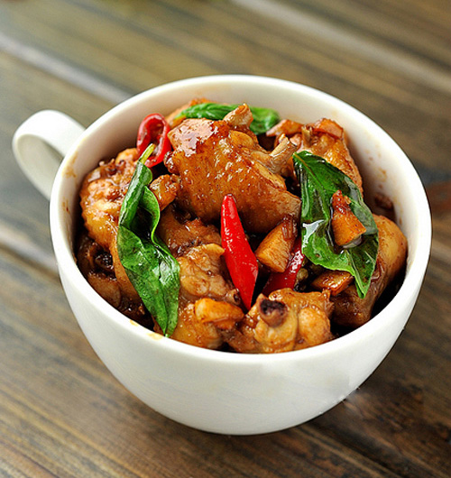 Hướng dẫn làm món cánh gà xào húng quế phong cách Thái