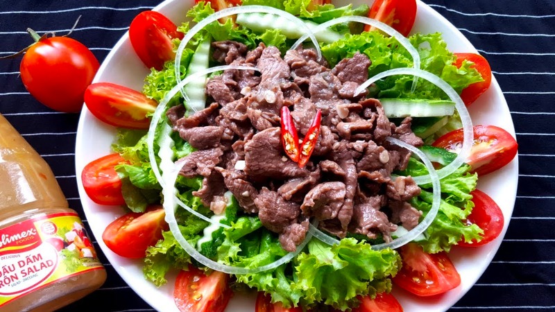 chong-ngay-bua-an-voi-salad-tron-thit-bo-de-lam-tai-nha-202302011109511739.jpg (800×450)